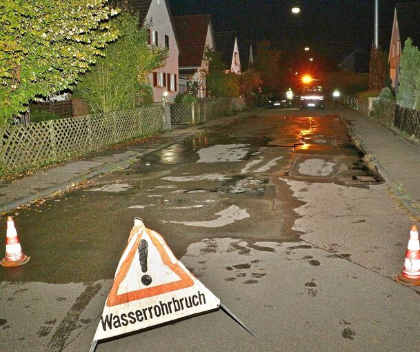 Aus mehreren Stellen im Asphalt war in der Staudtstraße Wasser nach oben ausgetreten.