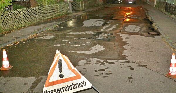 Aus mehreren Stellen im Asphalt war in der Staudtstraße Wasser nach oben ausgetreten. Aus mehreren Stellen im Asphalt war in der Staudtstraße Wasser nach oben ausgetreten.