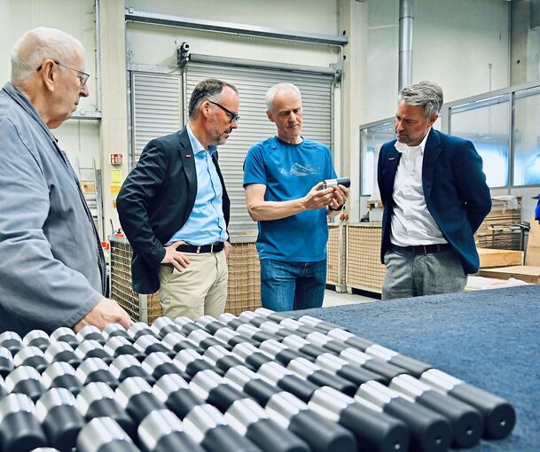 Peter Friedrich (Hauptgeschäftsführer der Handwerkskammer Stuttgart, Zweiter von links), lässt sich vom Firmeninhaber Andreas Burkhardt (Dritter von links) ein Produkt erklären.
