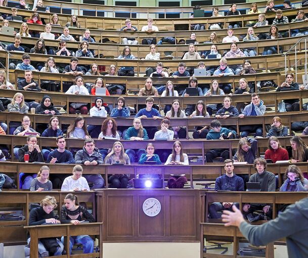 Medizinstudenten bei einer Vorlesung: Ohne Geldsorgen kann man sich besser auf das Studium konzentrieren