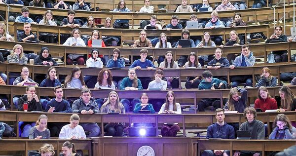 Medizinstudenten bei einer Vorlesung: Ohne Geldsorgen kann man sich besser auf das Studium konzentrieren Medizinstudenten bei einer Vorlesung: Ohne Geldsorgen kann man sich besser auf das Studium konzentrieren