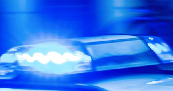 Das Blaulicht eines Polizeiautos blinkt. Das Blaulicht eines Polizeiautos blinkt.