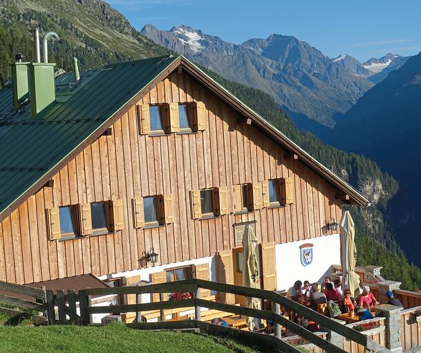 Die Terrasse der Ludwigsburger Hütte in der Abendsonne.