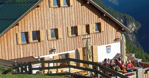 Die Terrasse der Ludwigsburger Hütte in der Abendsonne. Die Terrasse der Ludwigsburger Hütte in der Abendsonne.