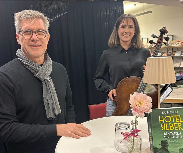 Autor Kai Bliesener präsentiert in der Ortsbücherei seinen zweiten Hotel-Silber-Krimi. Cellistin Alina Schickle bereicherte den Abend mit intensiv-melancholischen Klängen aus Klassik und Moderne.