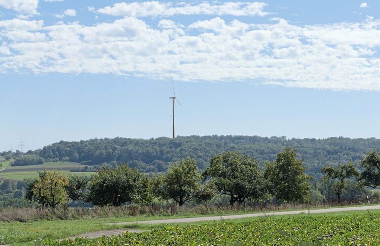 So könnte das Windrad im Unterriexinger Süden einmal aussehen: Der Rotor wird sich aber wohl frühestens in drei Jahren drehen. So könnte das Windrad im Unterriexinger Süden einmal aussehen: Der Rotor wird sich aber wohl frühestens in drei Jahren drehen.