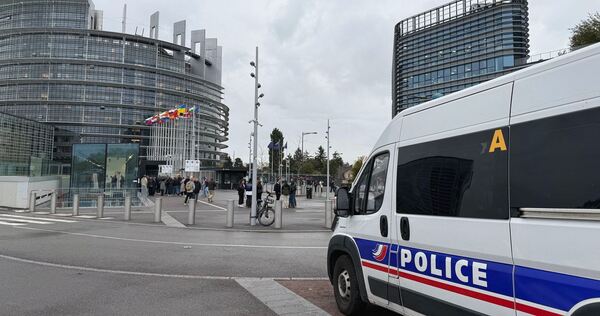 Ermittler durchsuchen Büros rechter Fraktion im EU-Parlament Ermittler durchsuchen Büros rechter Fraktion im EU-Parlament