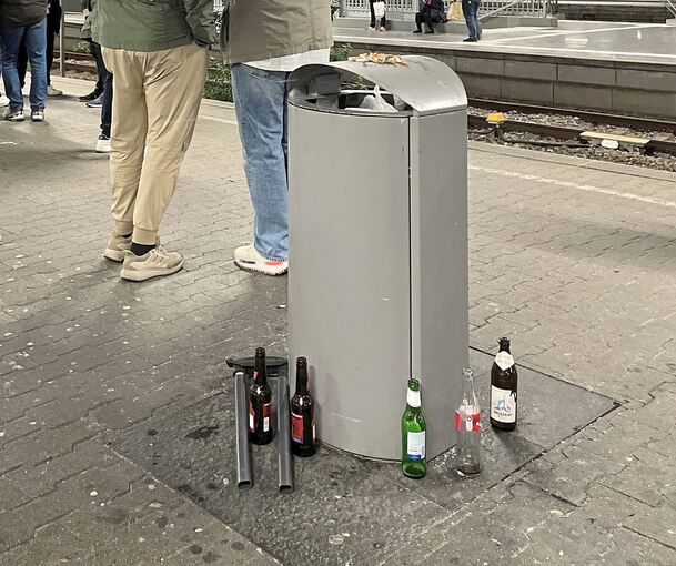 Zumindest leer trinken konnten Fans diese Flaschen, die dann am Cannstatter S-Bahnsteig abgestellt wurden.