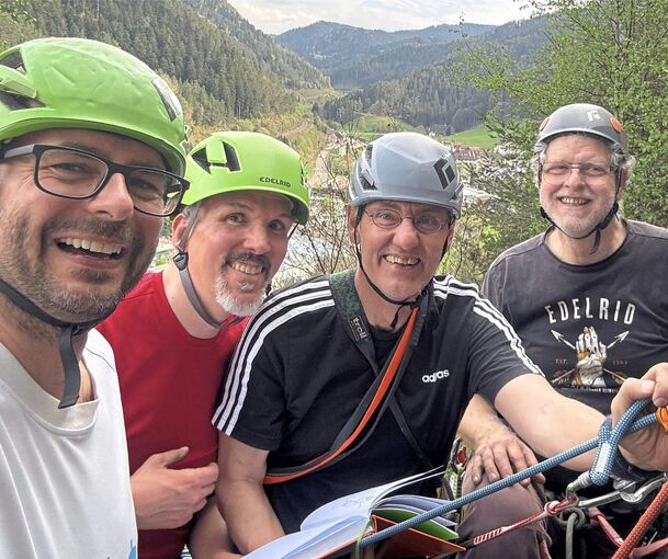 Viele Jubilare sind gerne in der Vertikalen unterwegs (hier Bernd Bieberstein, rechts). Viele Jubilare sind gerne in der Vertikalen unterwegs (hier Bernd Bieberstein, rechts).