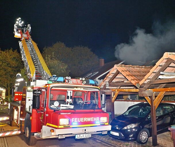 Starker Rauch drang aus dem Gebäude. Starker Rauch drang aus dem Gebäude.