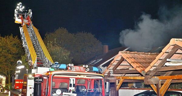 Starker Rauch drang aus dem Gebäude.