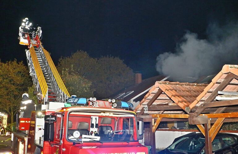 Starker Rauch drang aus dem Gebäude.