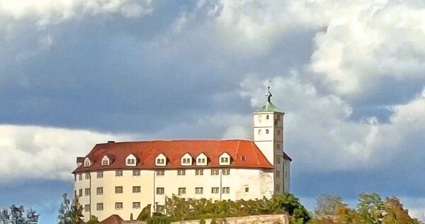 Der Vaihinger Kaltenstein steht nach dem Auszug des Christlichen Jugenddorfwerks seit 2018 leer. Das Vorhaben, hier ein Vier-Ste Der Vaihinger Kaltenstein steht nach dem Auszug des Christlichen Jugenddorfwerks seit 2018 leer. Das Vorhaben, hier ein Vier-Sterne-Hotel einzurichten, wird aktuell durch die Idee einer Eventlocation abgelöst. Konkrete Aussagen gibt es jedoch noch ni