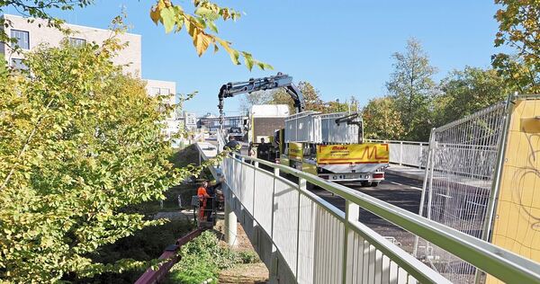 Letzte Arbeiten an der Brücke, die ab diesem Freitagabend wieder für den Verkehr freigegeben wird. Letzte Arbeiten an der Brücke, die ab diesem Freitagabend wieder für den Verkehr freigegeben wird.