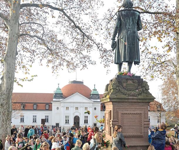 Hunderte Grundschüler legten in den vergangenen Jahrzehnten an Schillers Geburtstag Blumen am Denkmal ab.