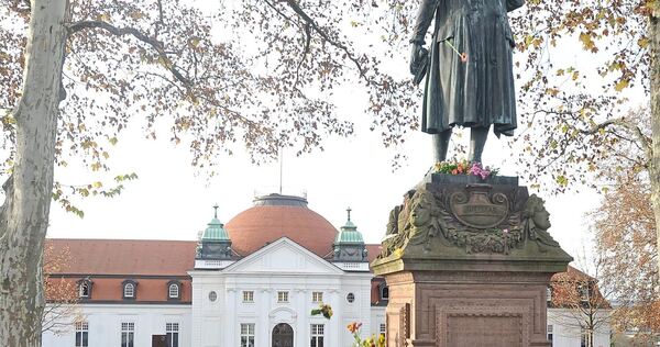 Hunderte Grundschüler legten in den vergangenen Jahrzehnten an Schillers Geburtstag Blumen am Denkmal ab. Hunderte Grundschüler legten in den vergangenen Jahrzehnten an Schillers Geburtstag Blumen am Denkmal ab.