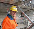 Ronald Stolz deutet auf eine Schwachstelle der Brücke: An dieser Fuge dringt Wasser ein, der bröckelnde Beton musste ausgebessert werden.