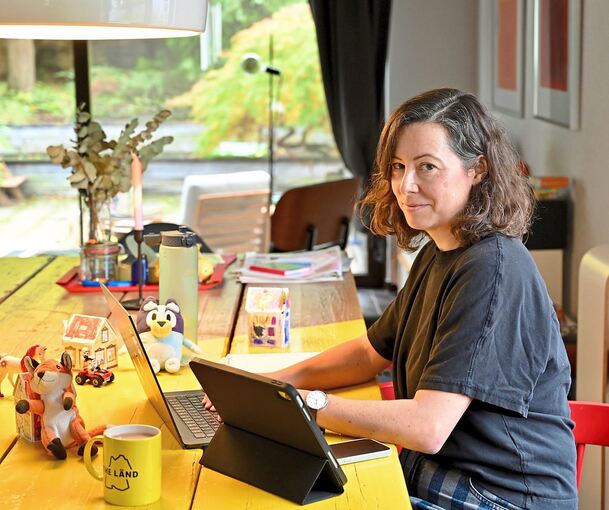 Zwischen Spielzeug, Kaffeetassen und Haushalt betreibt Christina Häußler eine Marketingagentur und wälzt Gemeinderatsunterlagen.