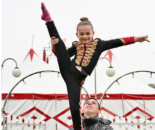 Der jüngste Star des „Circus Edmund Kaiser“: die fünfjährige Artistin Madison Summer, gehalten von ihrem Onkel Marlon.