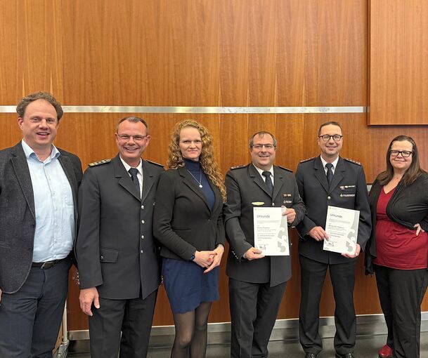Oberbürgermeister Matthias Knecht, Kommandant Jochen Reuschle, Fachbereichsleiterin Niki Lang, Rainer Rottner, Alexander Huppert und die Erste Bürgermeisterin Renate Schmetz.