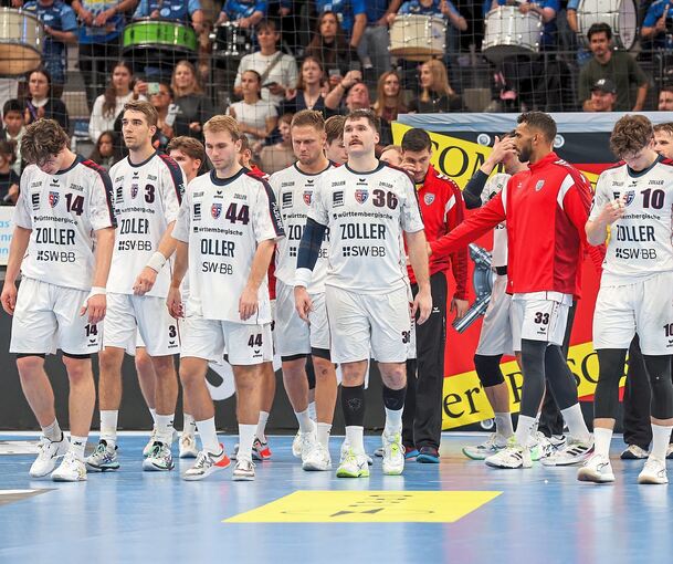Hängende Köpfe in der Stuttgarter Porsche-Arena (von links): Fynn-Luca Nicolaus, Nikola Vlahovic, Mathias Larson, Fabian Wiederstein, Jonathan Fischer und Jonáš Josef ist die Enttäuschung nach der Derbypleite deutlich anzusehen.