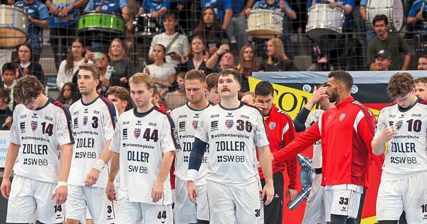 Hängende Köpfe in der Stuttgarter Porsche-Arena (von links): Fynn-Luca Nicolaus, Nikola Vlahovic, Mathias Larson, Fabian Wieders Hängende Köpfe in der Stuttgarter Porsche-Arena (von links): Fynn-Luca Nicolaus, Nikola Vlahovic, Mathias Larson, Fabian Wiederstein, Jonathan Fischer und Jonáš Josef ist die Enttäuschung nach der Derbypleite deutlich anzusehen.