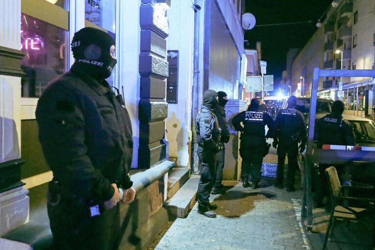 Polizei kontrolliert Restaurants und Spielhallen in Karlsruhe Polizei kontrolliert Restaurants und Spielhallen in Karlsruhe