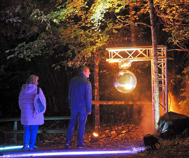 Besucher entdecken den Park in einer ganz anderen Atmosphäre als tagsüber.