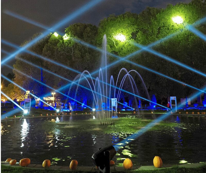 Mit Lasern und Farben wird das Blüba in Szene gesetzt.