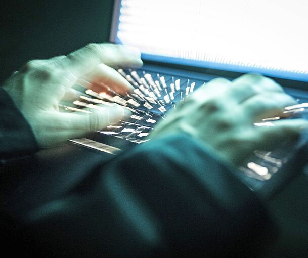 Online soll der Teenager aus dem nördlichen Kreis Ludwigsburg Kontakt zu anderen jungen Menschen gesucht und sie zu extremen Handlungen an sich selbst gebracht haben.