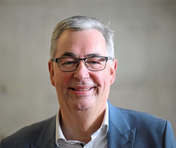 Landrat Dietmar Allgaier hat wieder Grund zum Lächeln: Der Kreishaushalt 2027 erzielt wohl einen Überschuss. Das wäre einzigartig im Regierungsbezirk Stuttgart.