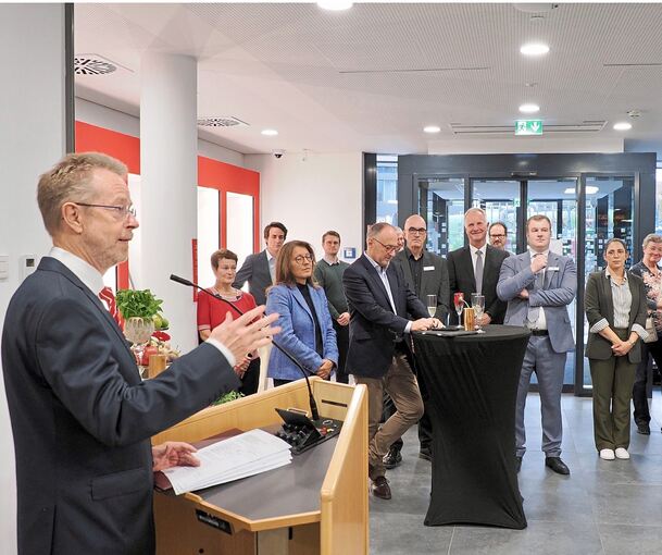 Dr. Heinz-Werner Schulte, Vorstandsvorsitzender der Kreissparkasse Ludwigsburg, spricht bei der Eröffnung der Filiale in Markgröningen.