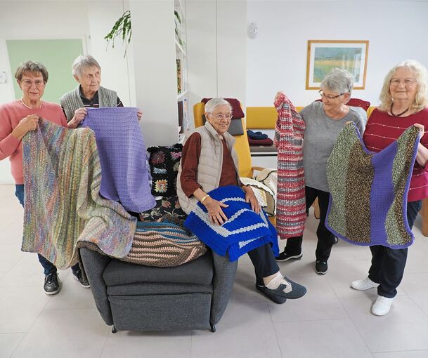Wärmendes für Rollstuhlfahrer: Die Damen vom Woll- und Werkeltreff haben Decken gehäkelt und gestrickt.