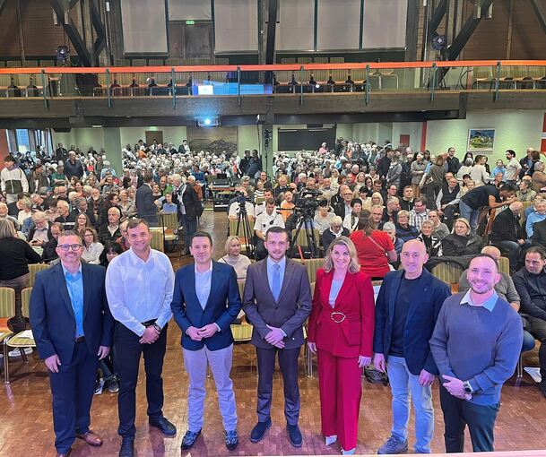 Die Bewerber um das Bürgermeisteramt (von links): Tobias Binder, Carsten Böhmer, Max Wieland, Frank Geiger, Caroline Lovell, Philipp Lehmann und Manfred Pfaffl.