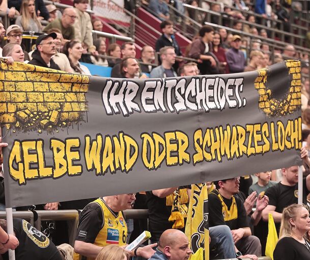 Gerichtet an die Vereinsführung: Riesen-Fans bei ihren Protesten im Mai.