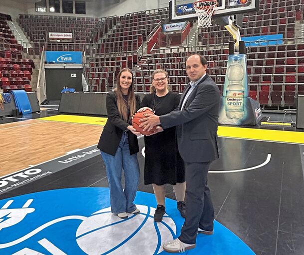 Freuten sich über den Sieg beim ArenaLab (von links): Elma Smailagic, Projektleiterin Anika Schilling und Dr. Manuel Froitzheim.