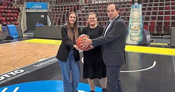 Freuten sich über den Sieg beim ArenaLab (von links): Elma Smailagic, Projektleiterin Anika Schilling und Dr. Manuel Froitzheim. Freuten sich über den Sieg beim ArenaLab (von links): Elma Smailagic, Projektleiterin Anika Schilling und Dr. Manuel Froitzheim.
