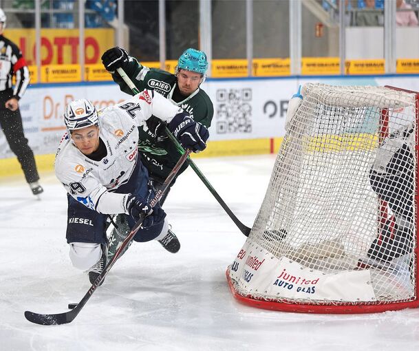 Verbissener Zweikampf hinter dem Towerstars-Tor: Steelers-Stürmer Justin Büsing (hinten) attackiert Ravensburgs Ryan Odude