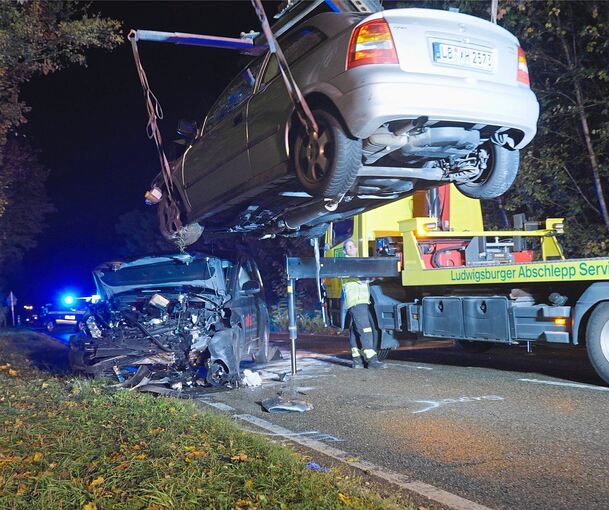 Zwei Autos waren in den Unfall auf der L1100 verwickelt.