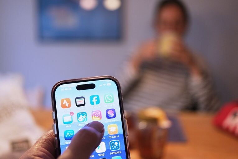 Handy Nutzung am Esstisch
