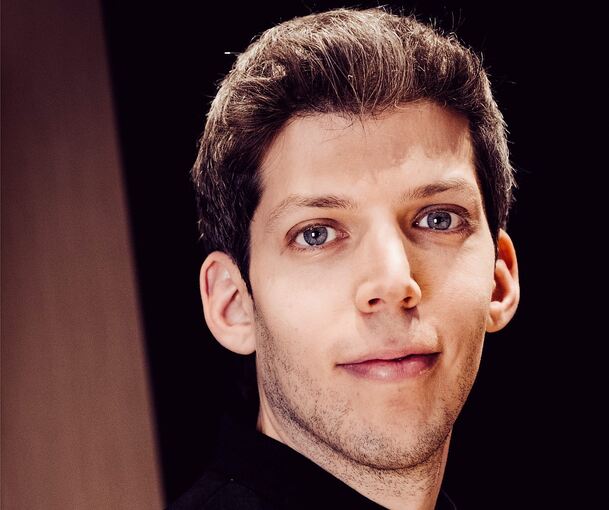 Wirkt mit plastischen Gebärden und energievollen Impulsen: Dirigent und Chorleiter Yuval Weinberg.