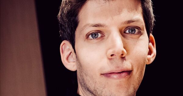 Wirkt mit plastischen Gebärden und energievollen Impulsen: Dirigent und Chorleiter Yuval Weinberg. Wirkt mit plastischen Gebärden und energievollen Impulsen: Dirigent und Chorleiter Yuval Weinberg.