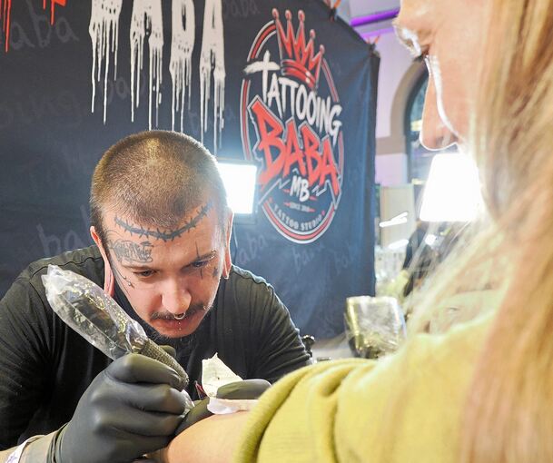 Viele Besucher haben sich auf der Tattoo Convention in Ludwigsburg tätowieren lassen.