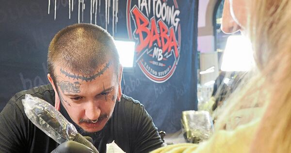 Viele Besucher haben sich auf der Tattoo Convention in Ludwigsburg tätowieren lassen.