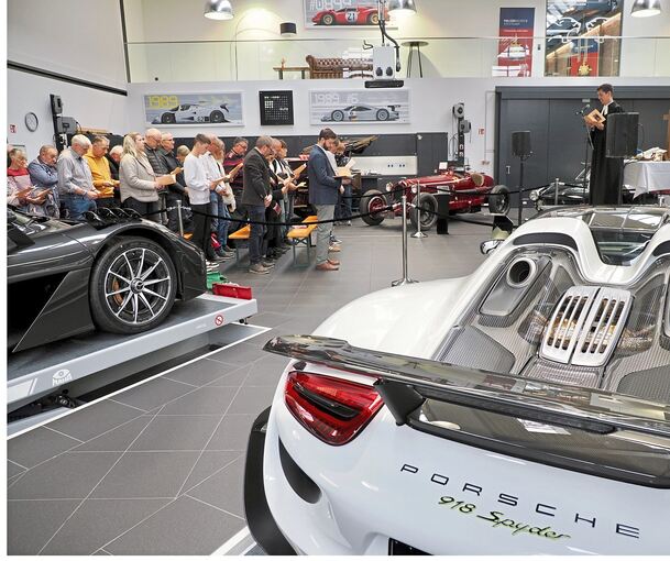 Gottesdienst zwischen PS-Boliden bei der SML CarGroup.