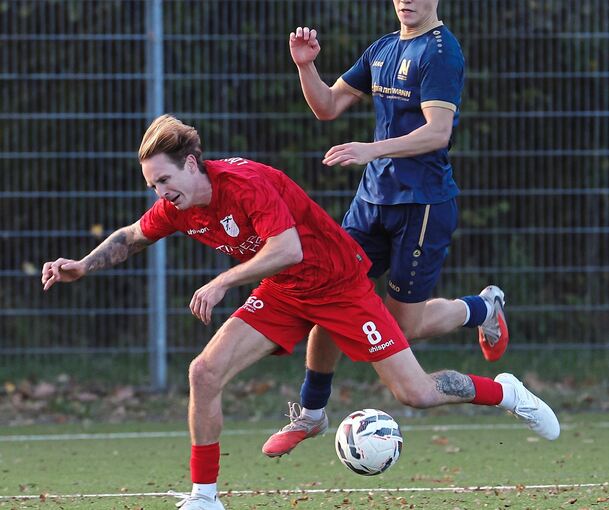 Außer Tritt: Die Neckarsulmer Sport-Union stoppt die Siegesserie des FV Löchgau um Alexander Götz (hier links, gegen Elias Feljauer).