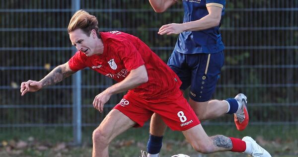 Außer Tritt: Die Neckarsulmer Sport-Union stoppt die Siegesserie des FV Löchgau um Alexander Götz (hier links, gegen Elias Felja Außer Tritt: Die Neckarsulmer Sport-Union stoppt die Siegesserie des FV Löchgau um Alexander Götz (hier links, gegen Elias Feljauer).
