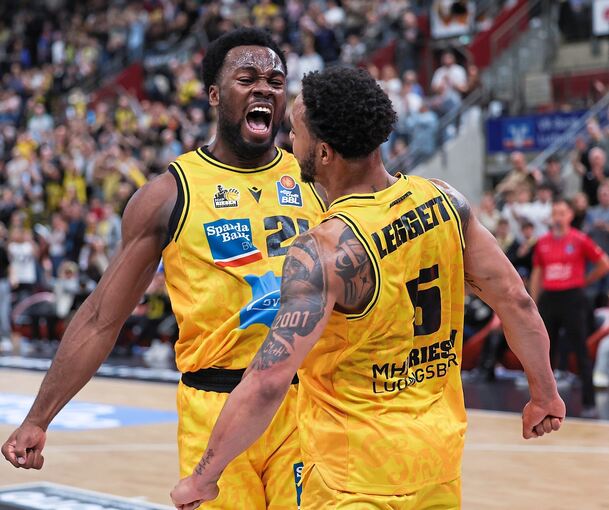 Korb gemacht, Spiel entschieden: Ish Leggett (rechts) holt sich das enthusiastische Lob von Mitspieler Maxwell Dongmo Temoka ab.