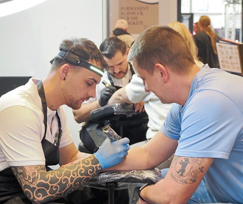 Zahlreiche Gäste ließen sich direkt ein Tattoo vor Ort stechen.