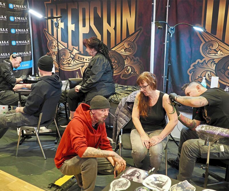 Manche Tattoo-Studios betreuten an ihrem Stand mehrere Besucher auf einmal.